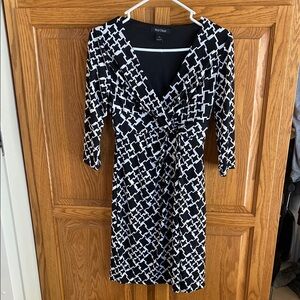White House Black Market Black and White Geometric Faux Wrap Dress Half Sleeve 2